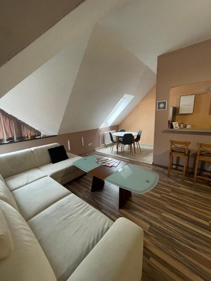 Palank Apartman Mosonmagyarovar Exterior photo